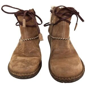 UGG AUSTRALIA 5136 Cove Toast Boots Shearling & Leather Rubber Sole Size…